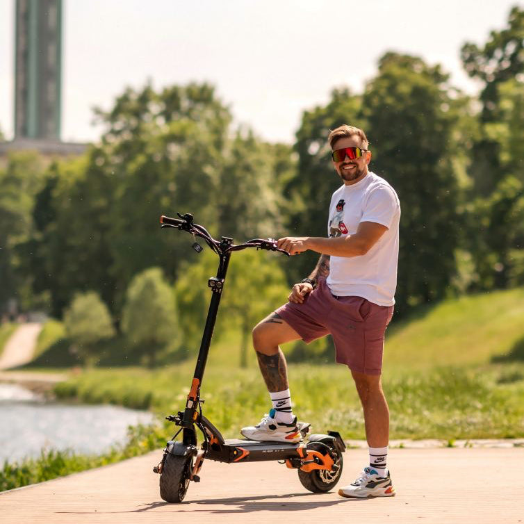 Teverun Blade GT II electric scooter with hydraulic brakes, adjustable suspension, 3-inch TFT display, waterproof cables, and tubeless tires