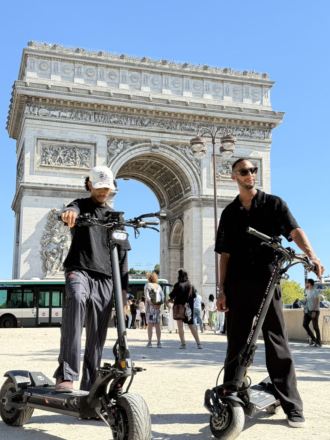 Teverun Fighter Supreme 7260R electric scooter with 15,000W power, 72V 60Ah battery, hydraulic suspension, and four-piston brakes for high performance and stability.